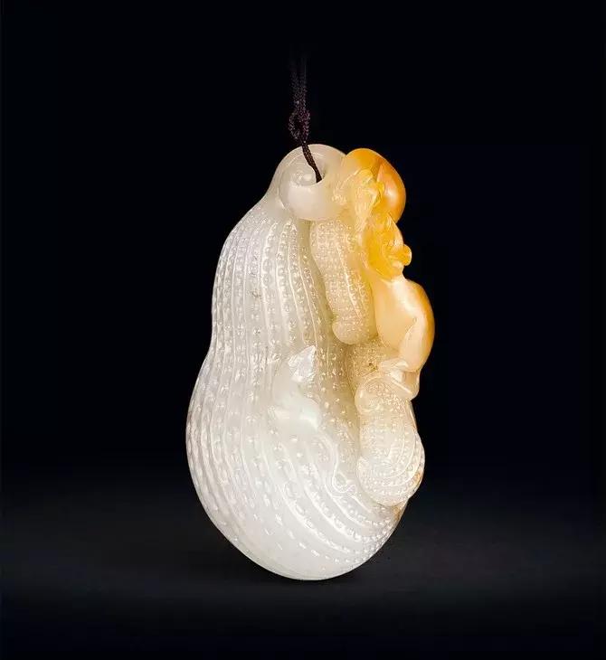 俏色羊脂美玉，美皮玉雕更美