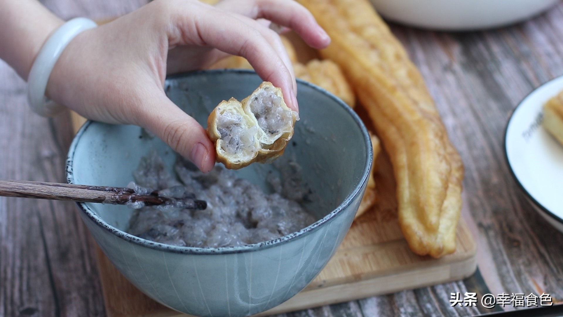 油条虾滑特别简单而且巨好吃,油条与虾的绝妙组合