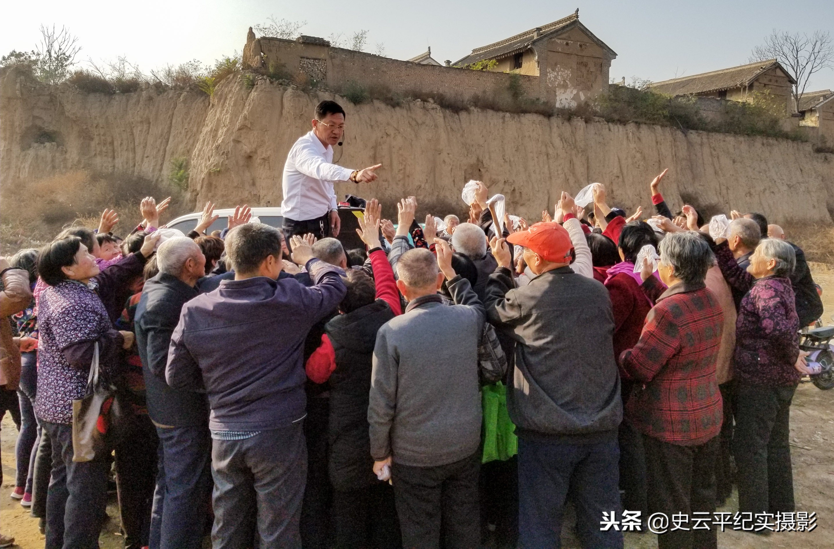 走过路过不容错过,农村庙会上买一送一,神奇的腰带能治啥病