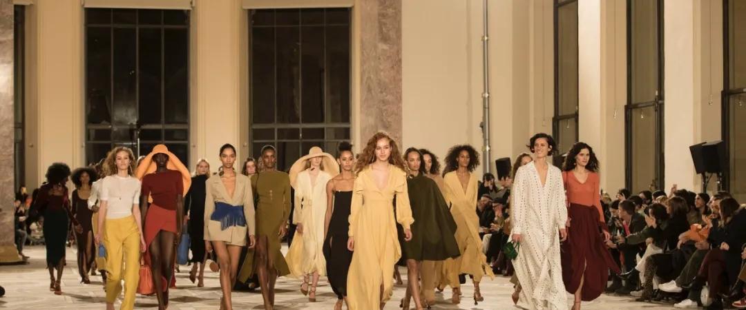 因为太穷，”乡下小伙”做的衣服口袋都没有，一言不合就关店种地