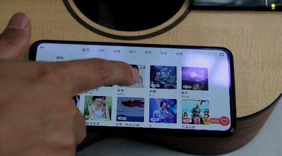 拒绝暴躁老师上线，摊牌吧！选个好吉他你也能一个月学会，比如它