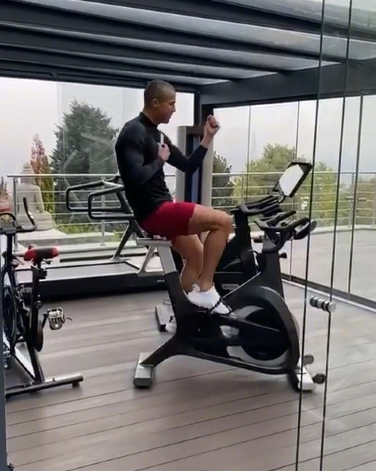 c罗不忘初心,c罗展示大腿肌肉翩若惊鸿