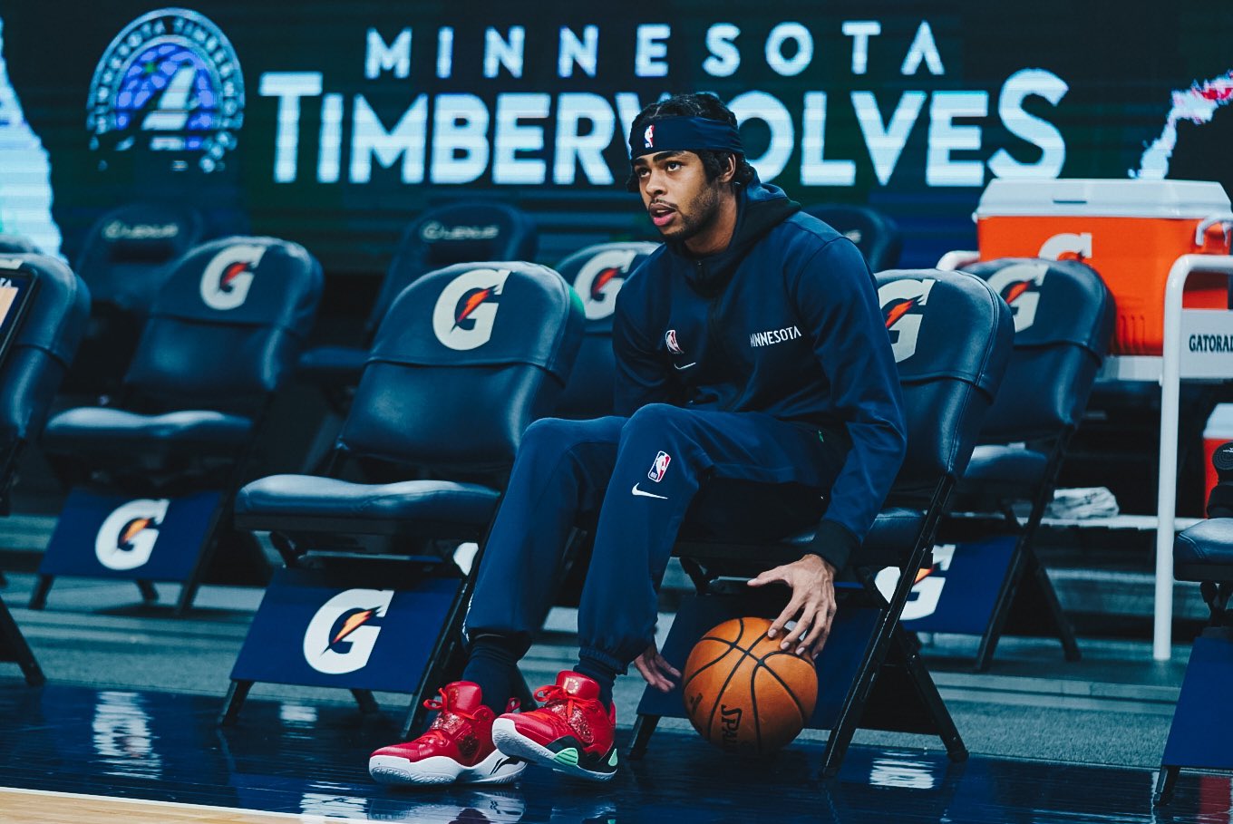 拉塞尔打替补失魂！16中7不如罗斯，木狼首胜却埋隐患