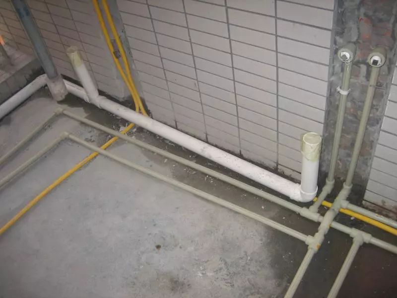 装修房子需要去施工现场看什么,新房装修要不要一直盯着工地