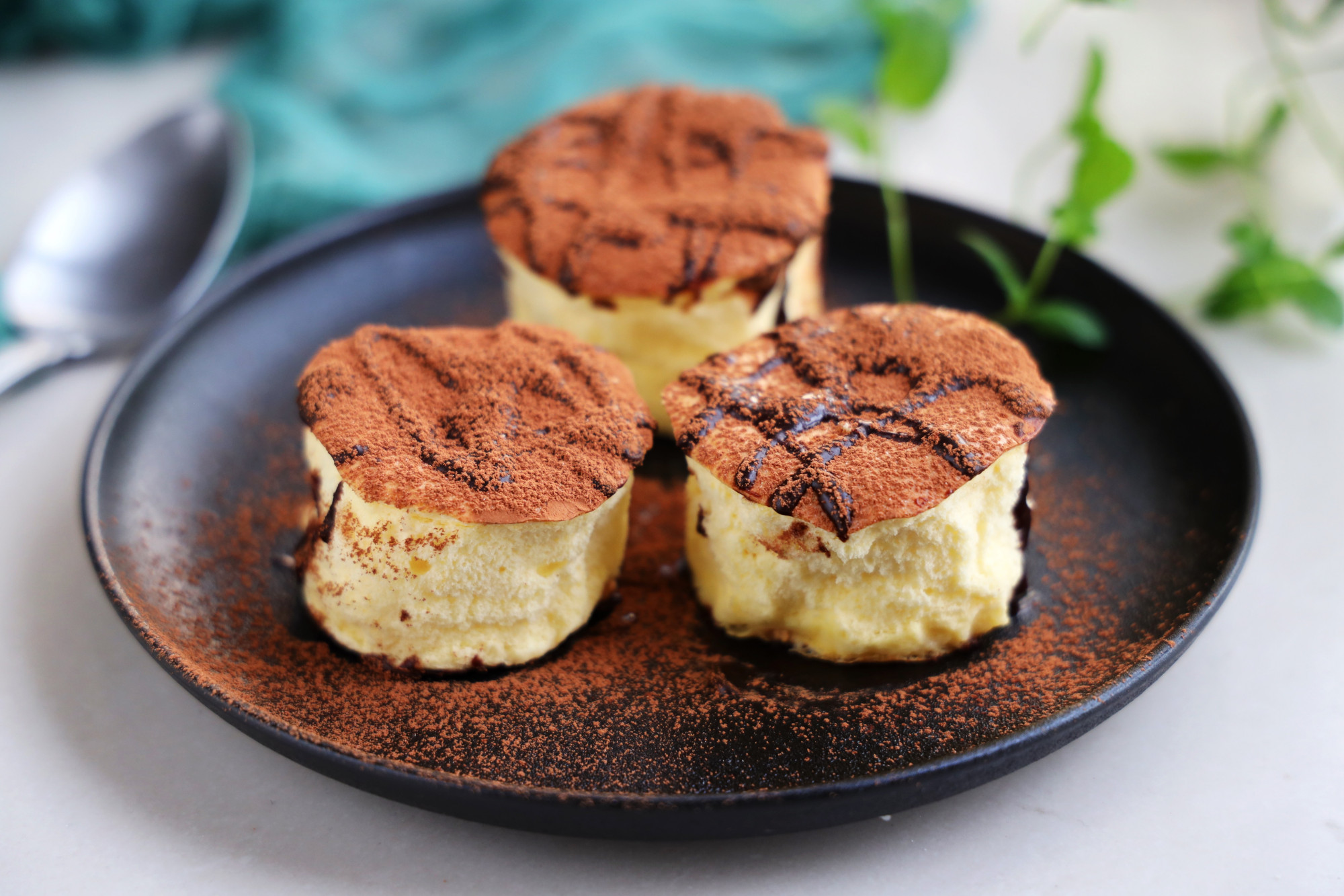 鸡蛋面粉这样做太好吃了，不用烤箱平底锅就搞定，无油无水超解馋