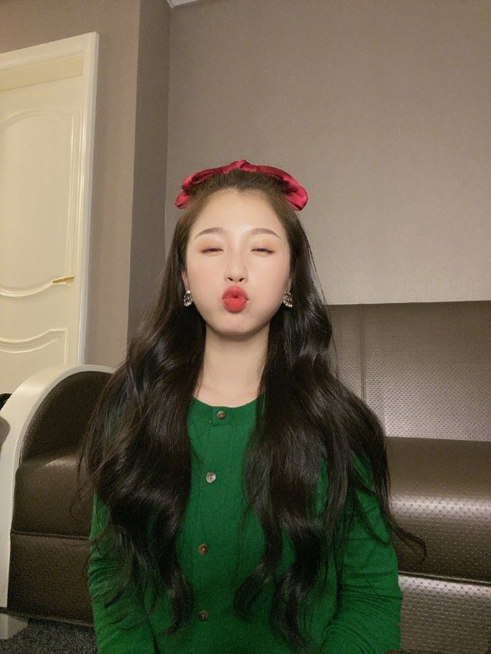 虞书欣纯欲风穿搭,虞书欣新造型粉色衣服头发怎么弄