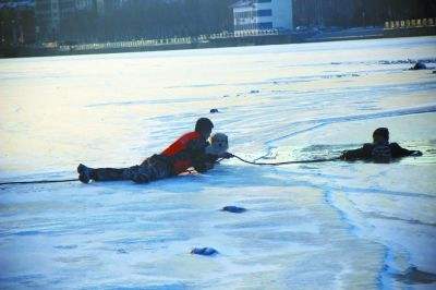 不慎掉进冰窟窿该如何自救,落入冰窟如何自救和施救