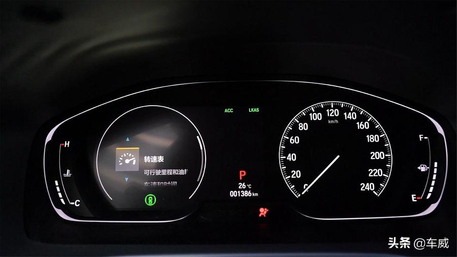 一下雨发动机就发抖,一下雨车里就进水是什么原因