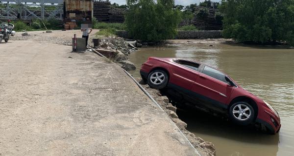 珠海一男子开车冲在海里,珠海一男子开车冲到海里