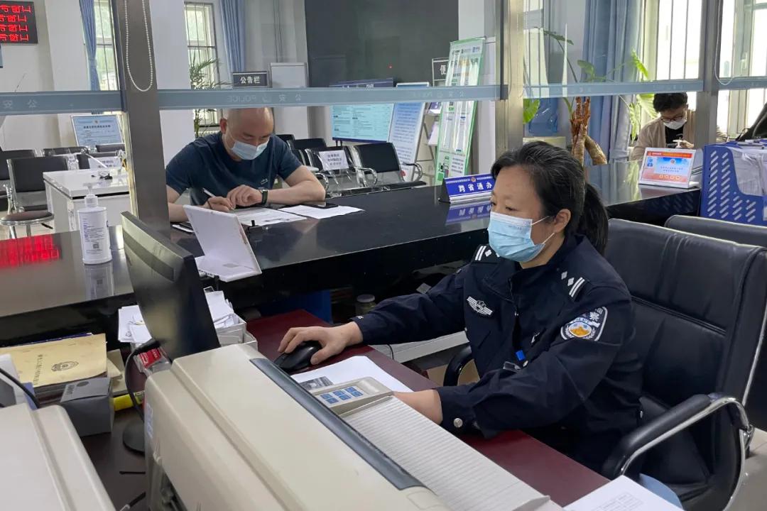 民警在岗位上祝福祖国繁荣昌盛,祝福祖国的守护者平安快乐