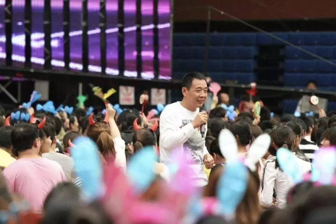 商业鬼才一天挣1700万,鬼才于东来把员工宠成公主病