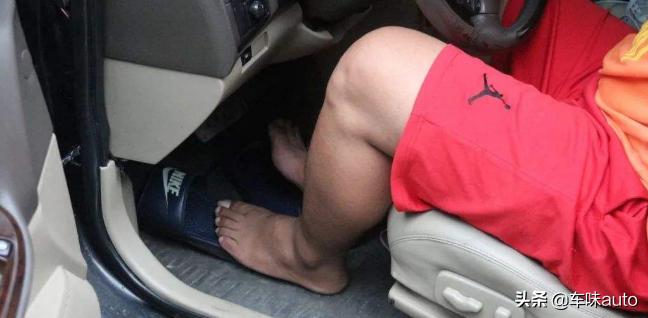 开车哪些鞋子不能穿,三种开车绝对不能穿的鞋子