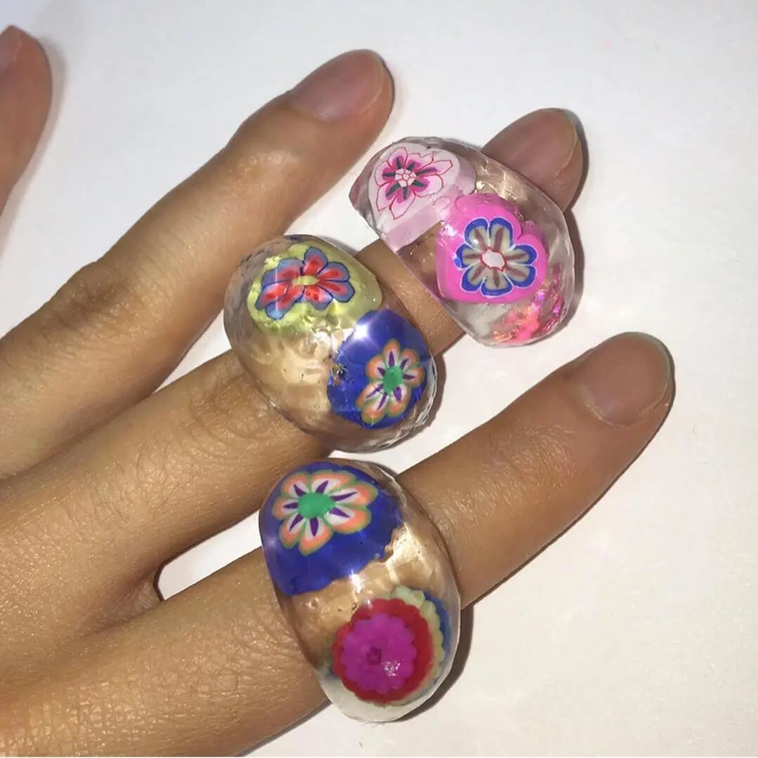 今年夏天，时尚圈流行戴假货