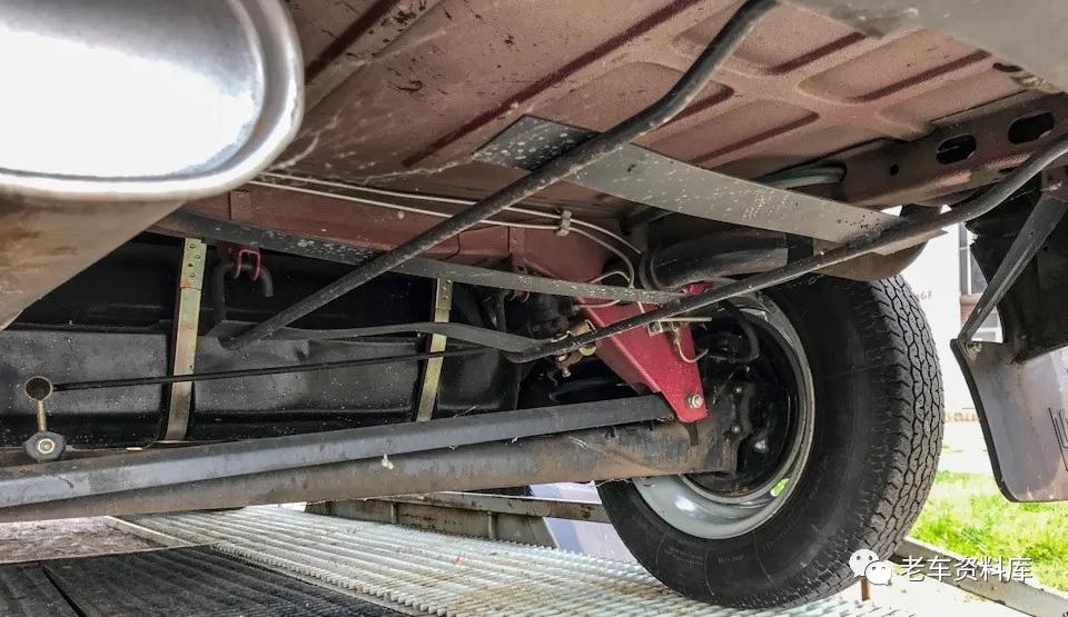 一辆几乎全新的樱桃红“东欧四大破”