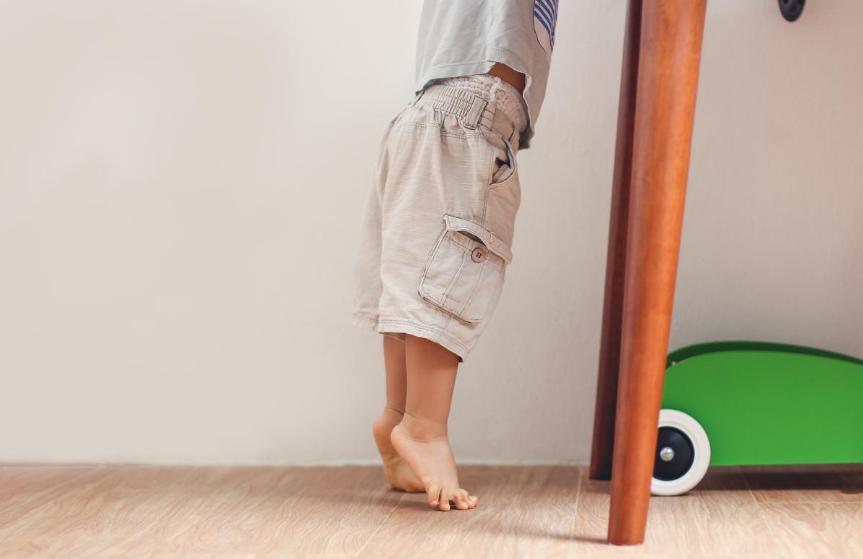 这个季节的小孩子要不要穿袜子,一岁左右的孩子夏天穿不穿袜子