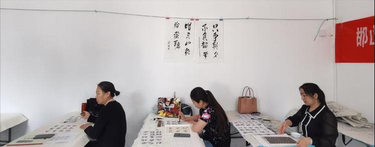 河北省邯郸市邯山区浴新南街道社工站老年大学项目蓬勃开展