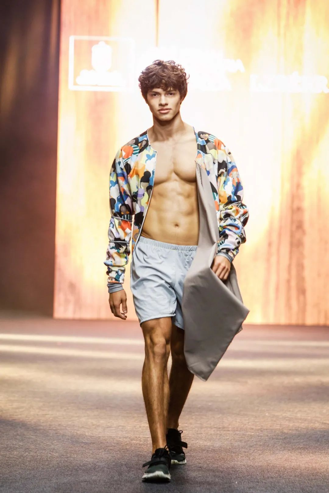 范思哲经典回顾时装秀,时装秀范思哲