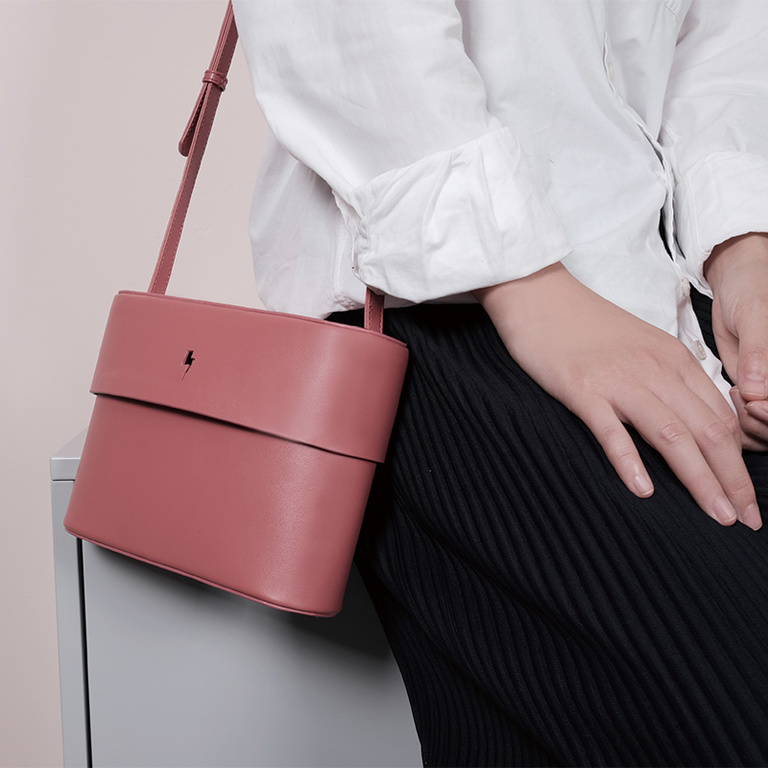 不要再背烂大街的双肩包了,别再背烂大街的轻奢包