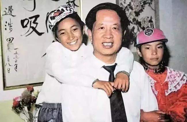 “波拉，波拉，我们舍不得您！”殉职后，成千上万的人呼唤他的名字