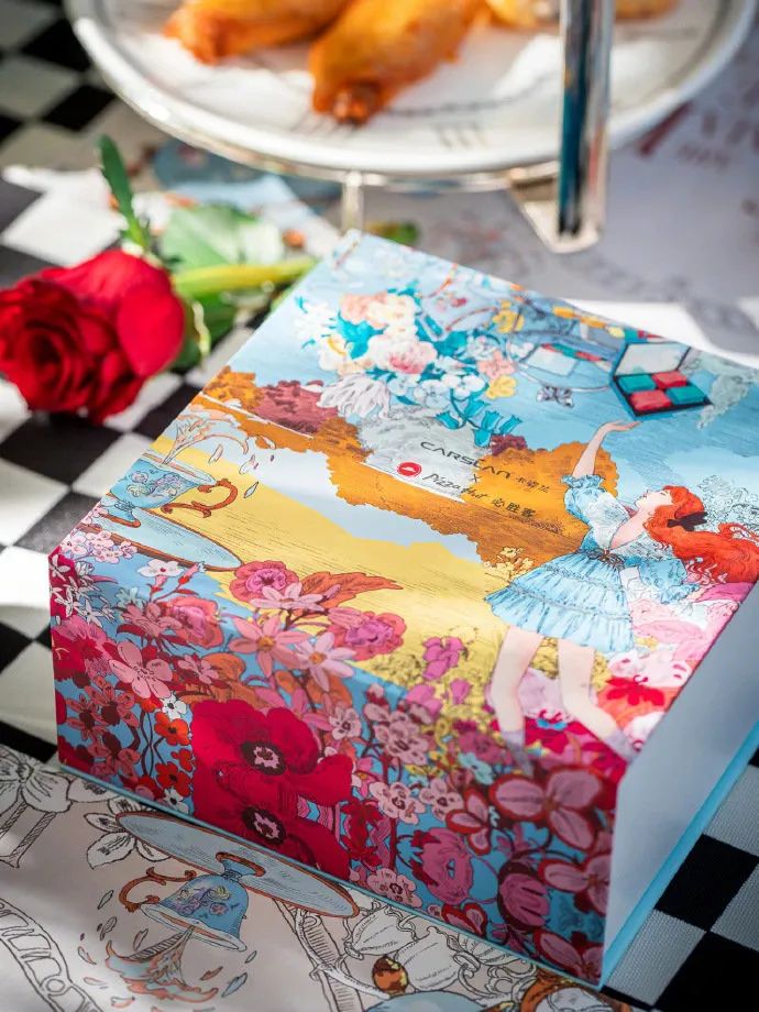 卡姿兰x必胜客的“下午茶”主题彩妆包装，梦回爱丽丝