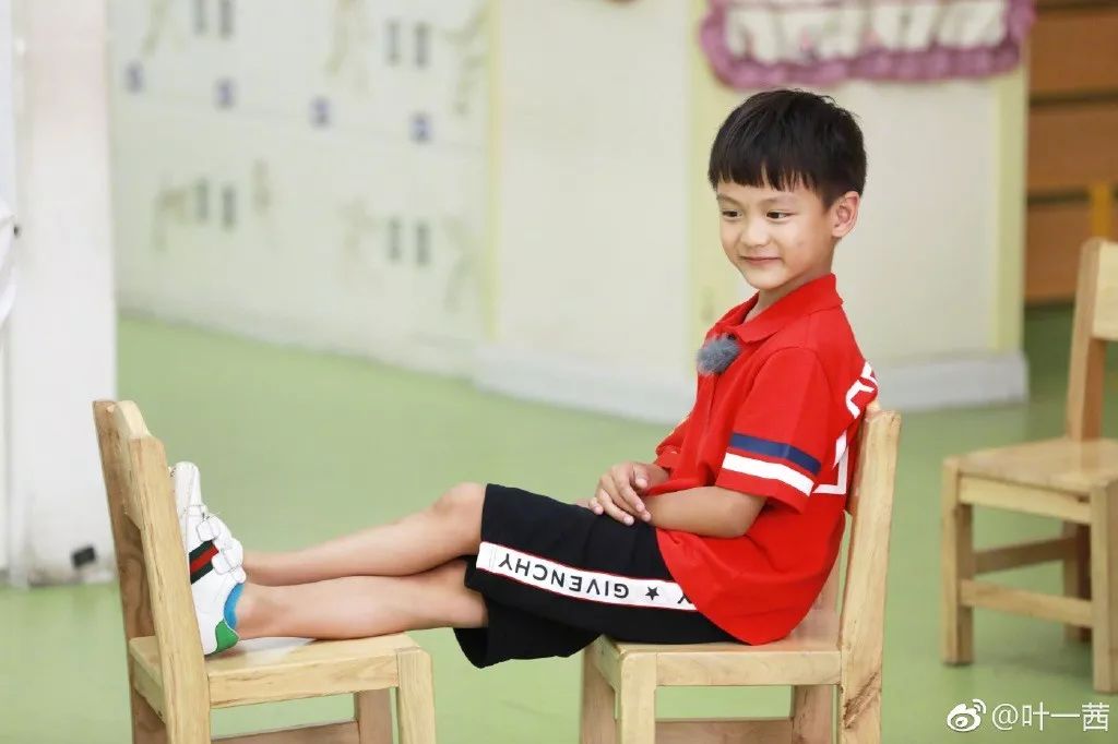 田亮叶一茜带孩子去玩,叶一茜田亮一家四口综艺现场