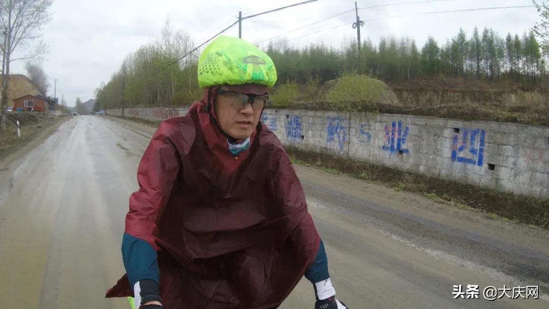 爸爸跨越1000多公里看女儿,父亲跨越千里去看女儿