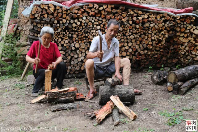 深山老两口5年还18万欠款，大妈每天抱着儿子遗像哭