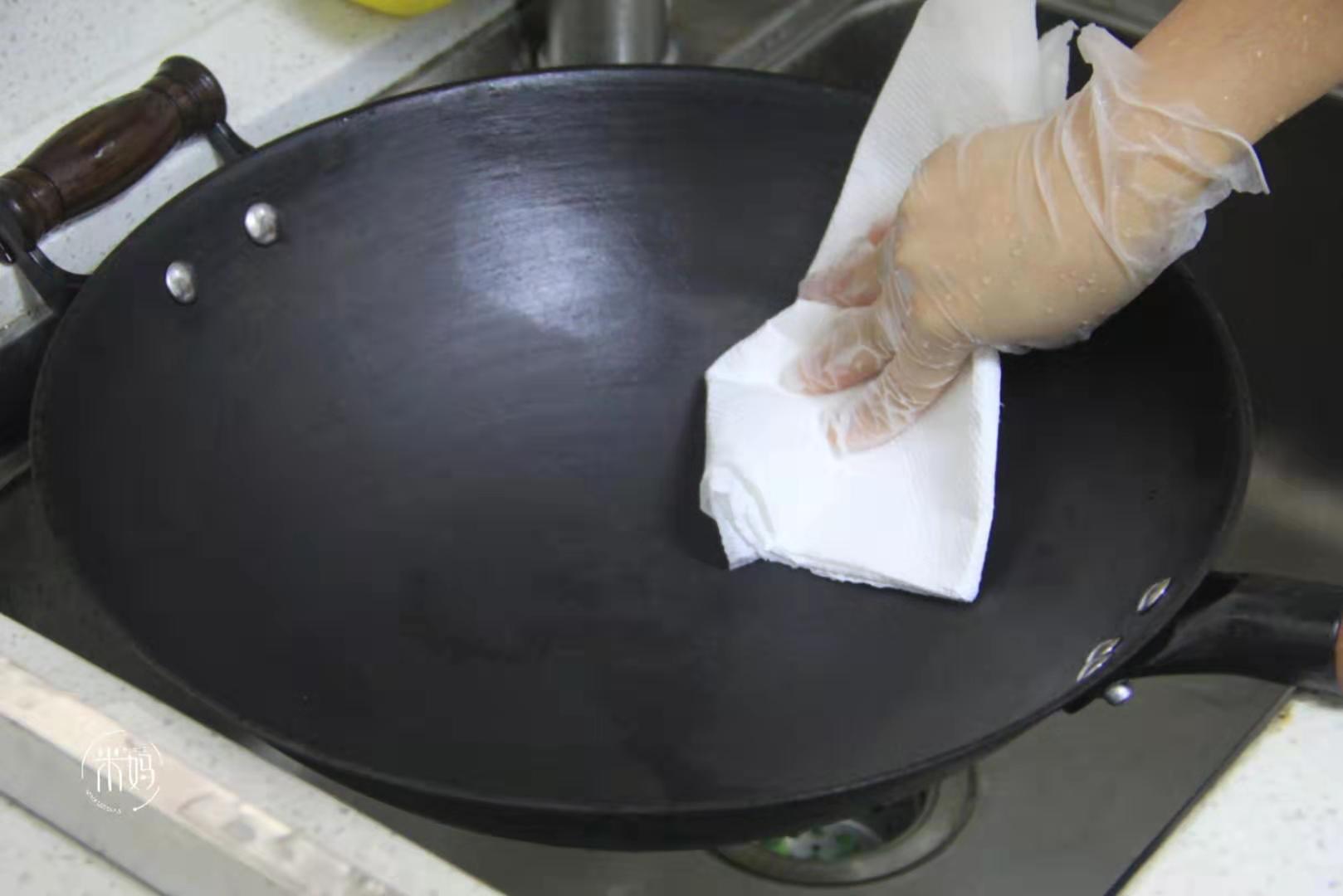 铁锅怎么开锅不生锈不粘锅教程,铁锅的正确开锅方法不粘锅