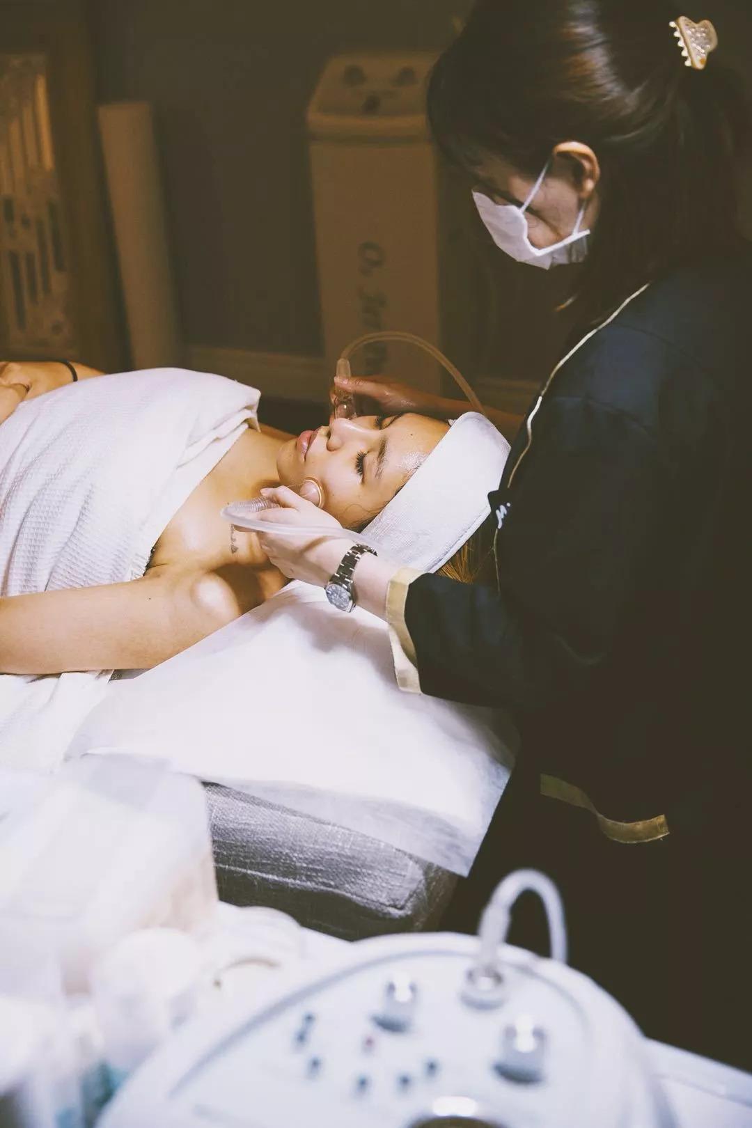 做美容的女人勇气可嘉,打了美容针的女人现在怎么样了