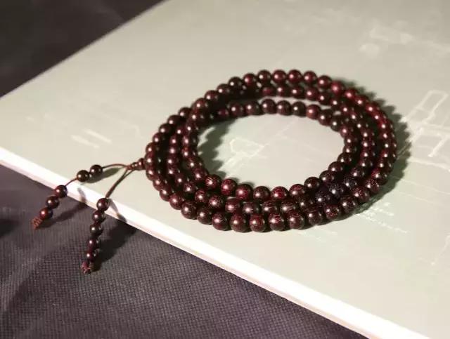 小叶紫檀佛珠戴左手还是右手,男士戴小叶紫檀手串左手还是右手