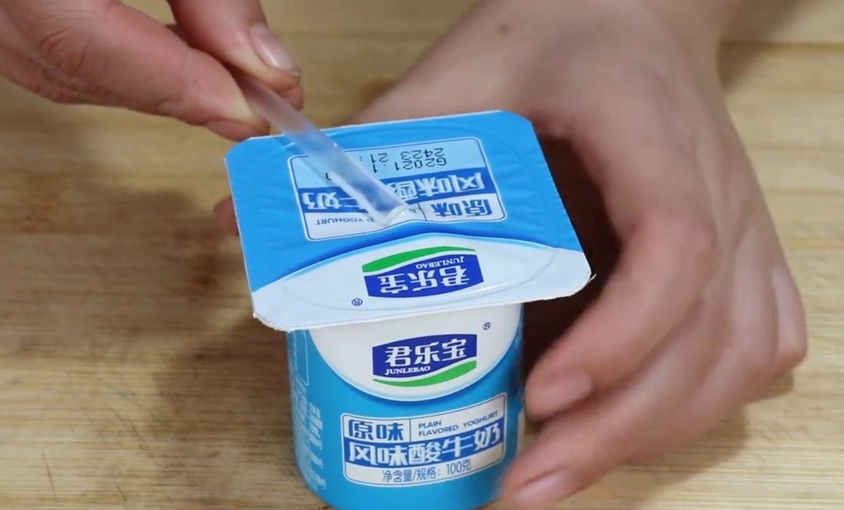 今天才知道酸奶盒上有个小机关,酸奶吸管的小妙招
