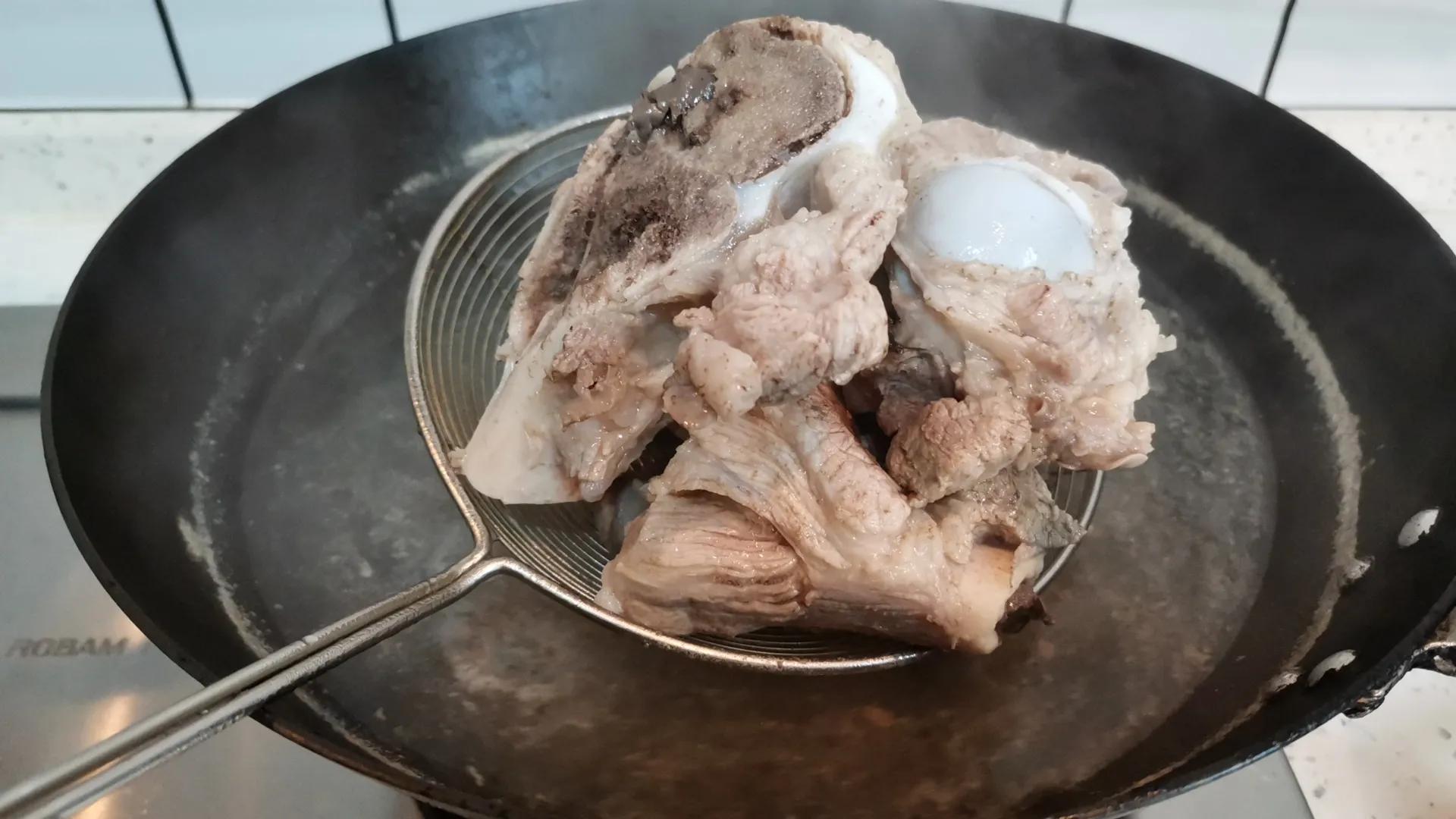 骨头汤怎么炖出奶白,骨头汤怎么熬成奶白色的