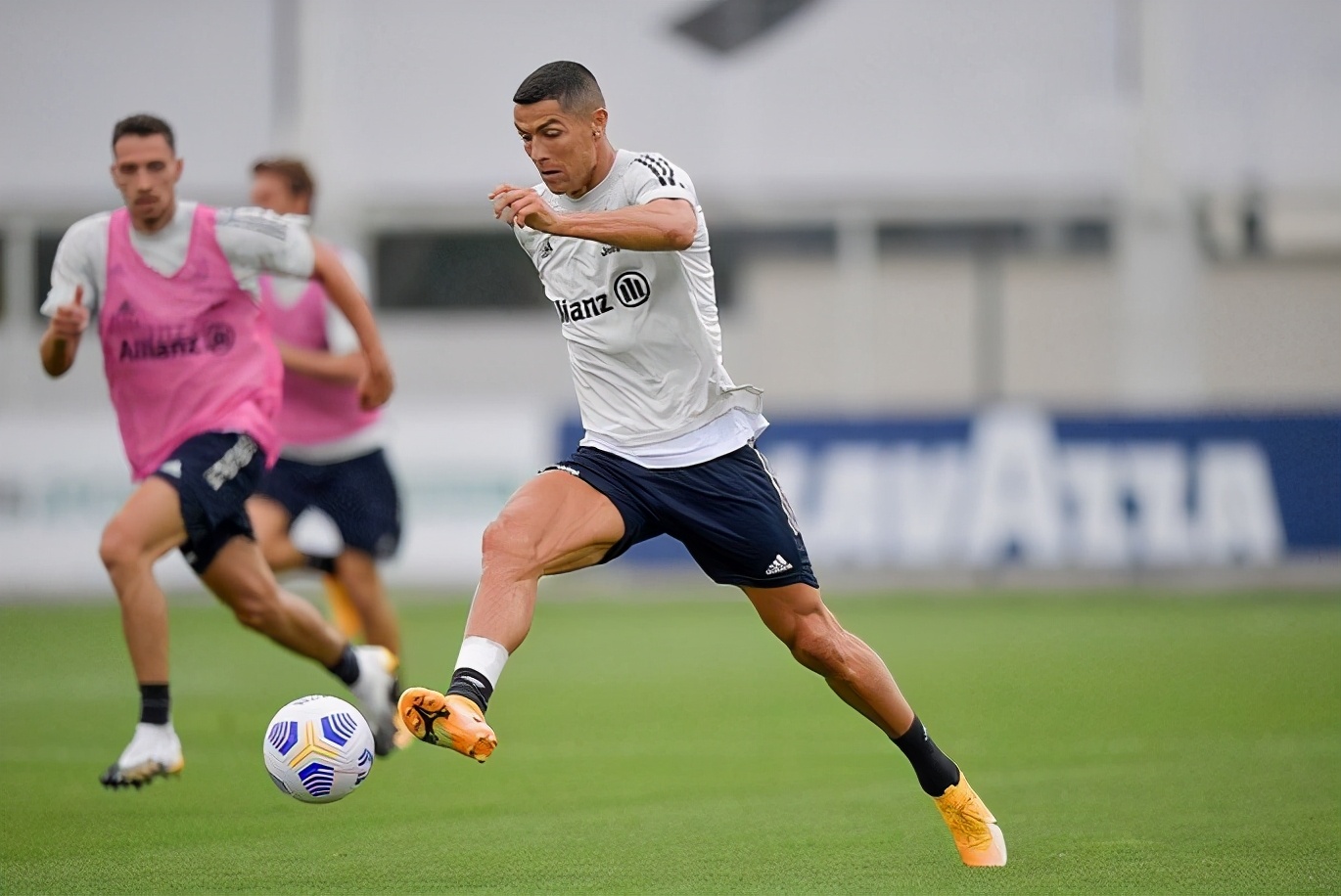 每日厕纸报：曼联有意乌帕梅卡诺C罗社交媒体爆粗吐槽新冠