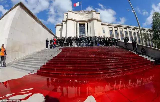 伦敦大混乱！*威示**者“血染”财政部，躺尸唐宁街，这是要上天？