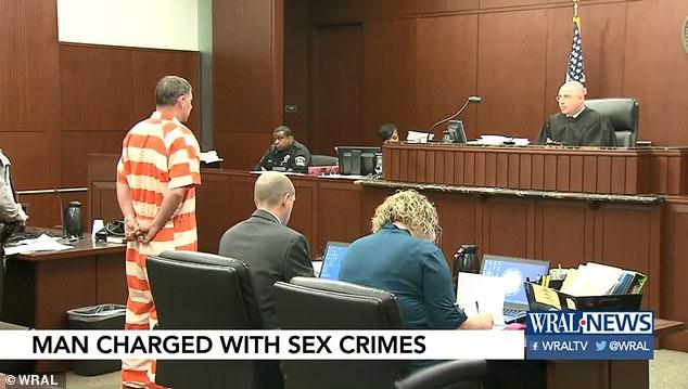 女儿不到两岁，美国兽父拍摄其不雅照，分享到网络与人分享和讨论