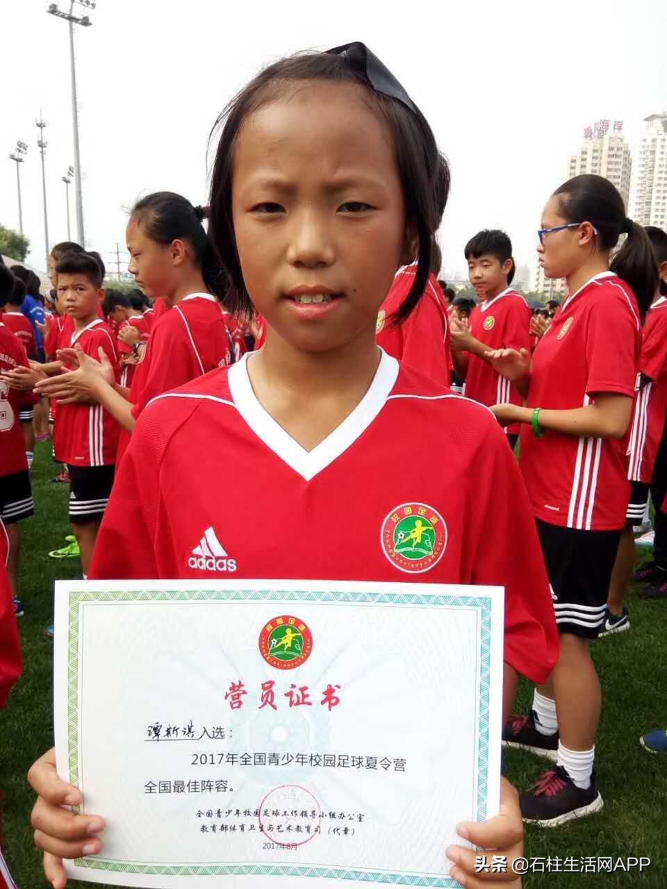 大山里的足球队,大山里的小学女足队拿了全国冠军