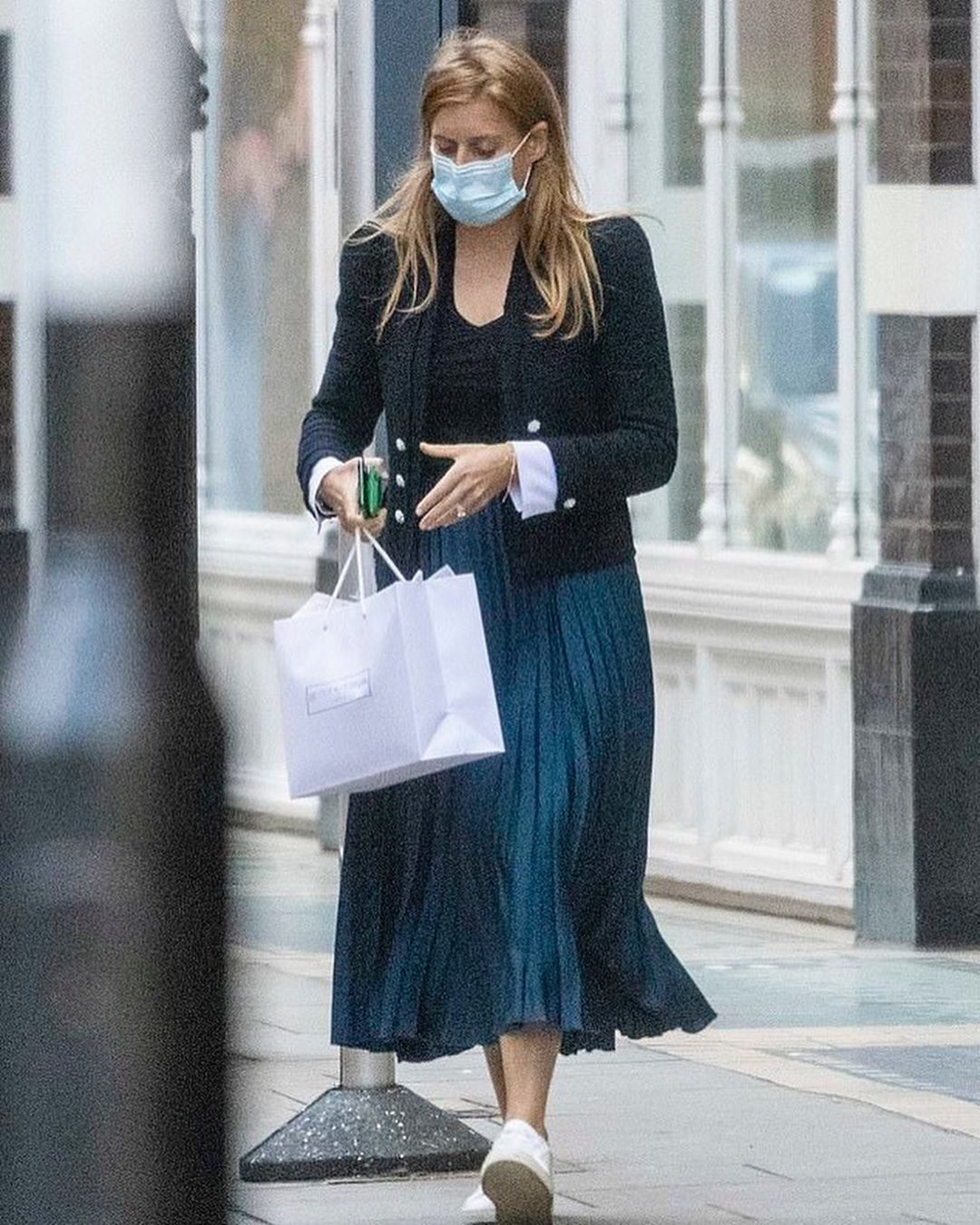 碧翠丝公主外出购物衣品见长,黑西装很有型,借百褶裙巧妙遮孕肚