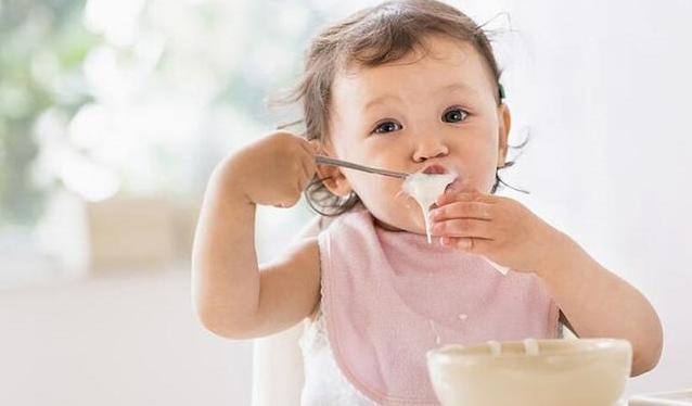 宝宝吃米粉可以用勺子喂吗,宝宝吃米粉吃到几个月可以不吃