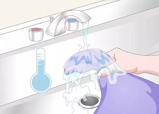 衣服上的粉底污渍如何去除