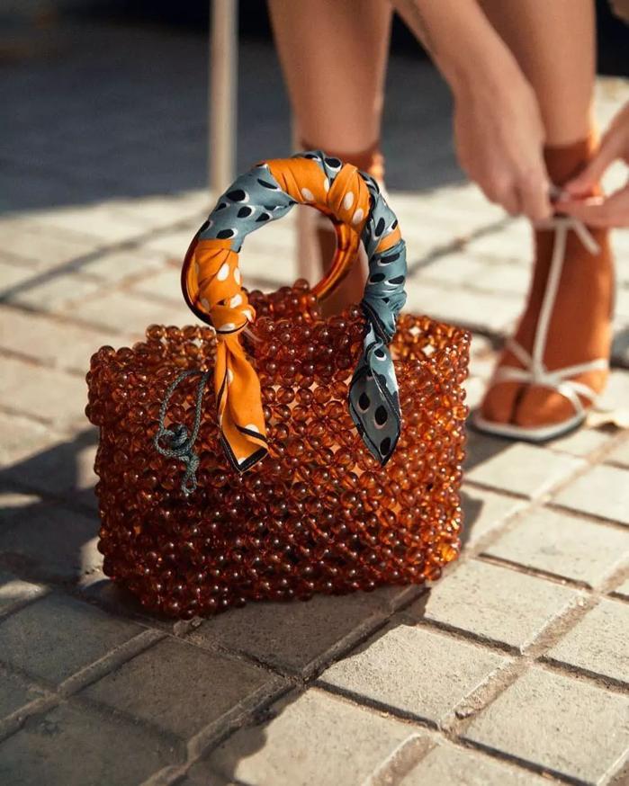 丝巾春天的系法大全慢动作,春天戴丝巾旅行穿搭