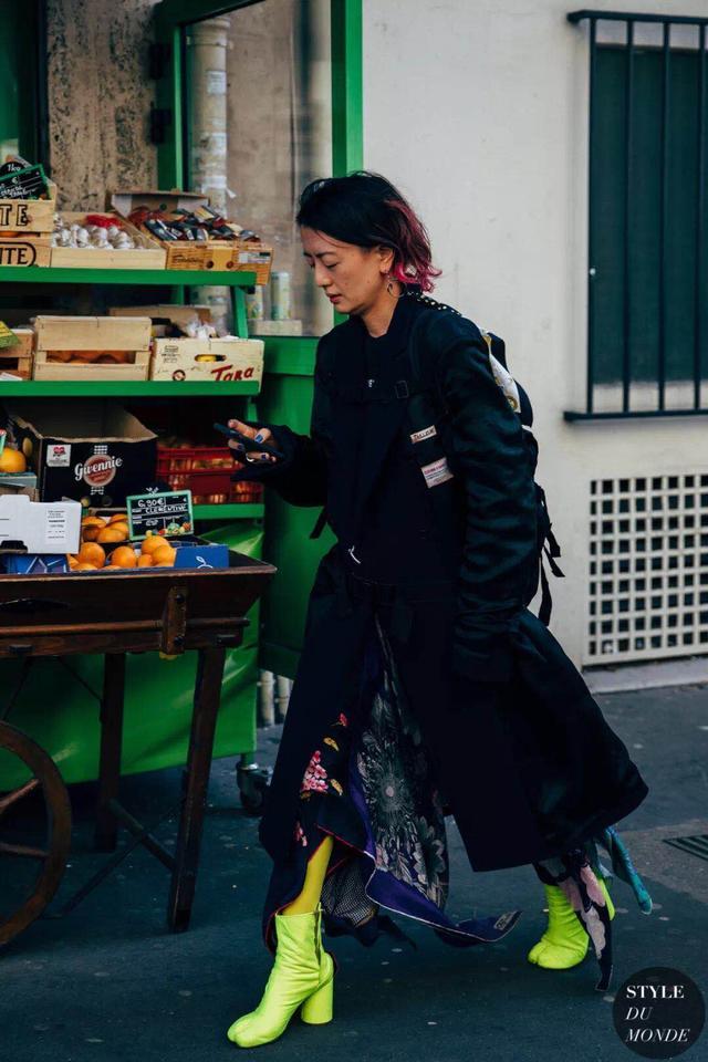 又一双“丑鞋”火了，时髦的人都喜欢把脚趾分开吗？