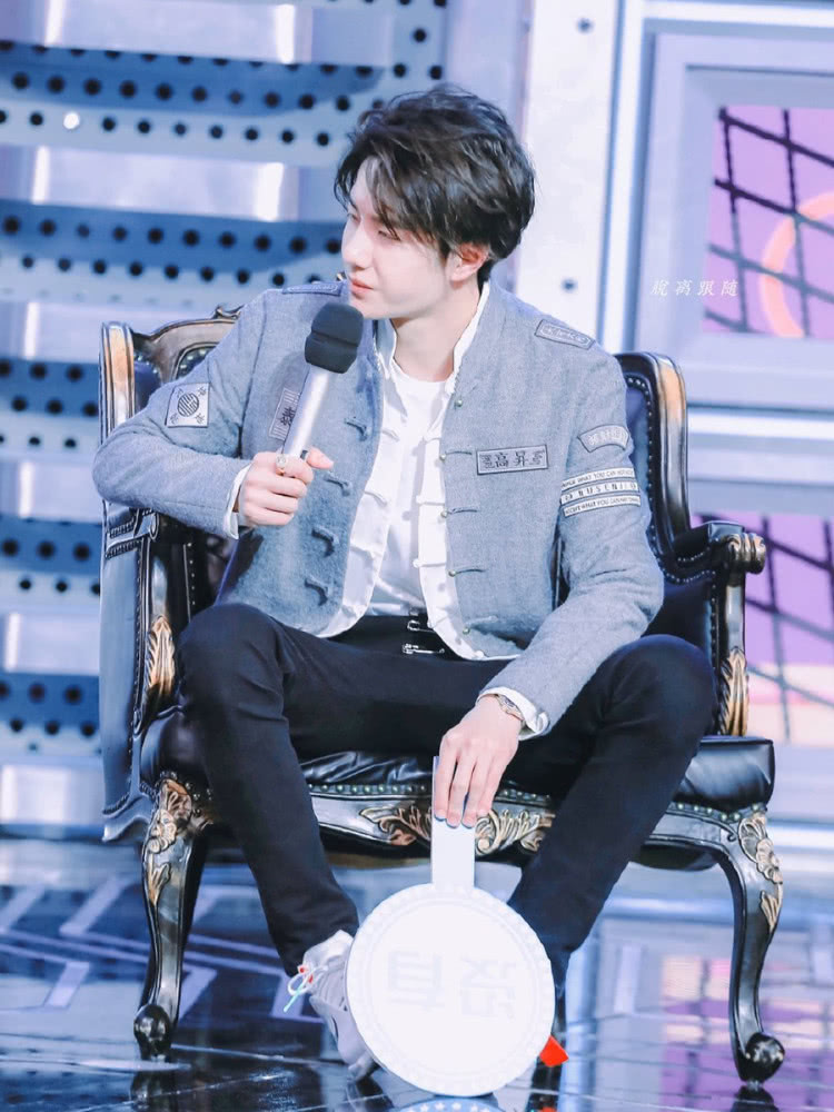 王一博穿的唐装,王一博唐装