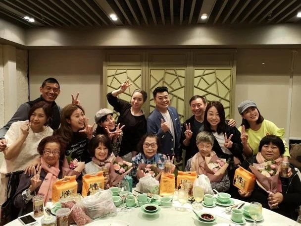 携眷出席庆祝母亲节！52岁前TVB笑匠与圈外女友相爱18年仍不结婚