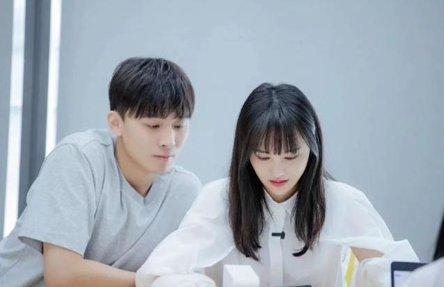 张恒与郑爽撕破脸，发文称将放黑料？原账号发文澄清：我不是张恒