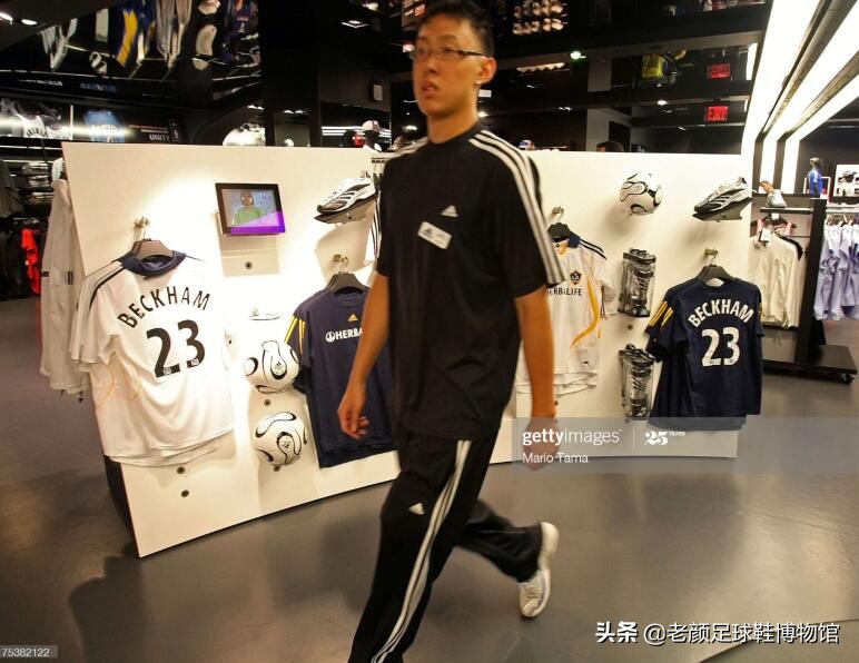 小贝当年多风光，三个儿子都穿德产定制鞋，球鞋广告动用百兽之王