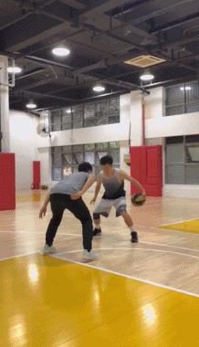 詹姆斯大回环教学,如何练詹姆斯大招