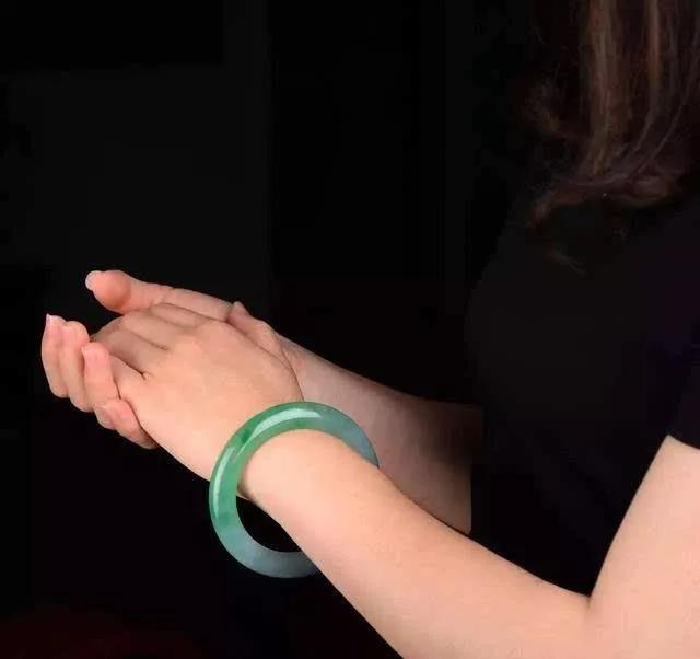 为什么年轻人喜欢买奢侈品,为什么年轻人爱买二手奢侈品