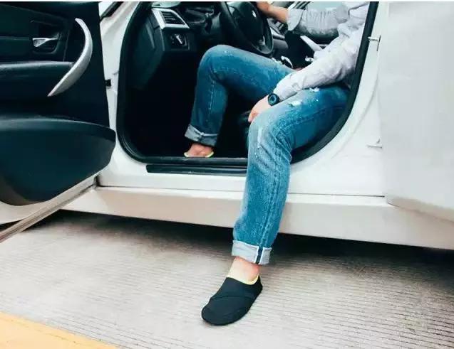 爆红美国的裸奔利器，水陆两栖比光脚舒服，难怪蔡少芬全家都在穿