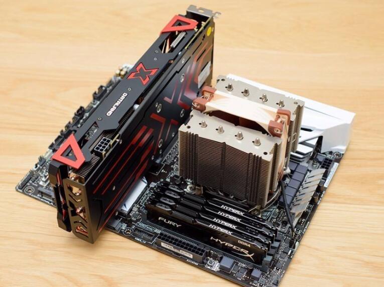 电脑副屏一会一黑屏马上又亮了,电脑显示器灯亮黑屏怎么解决