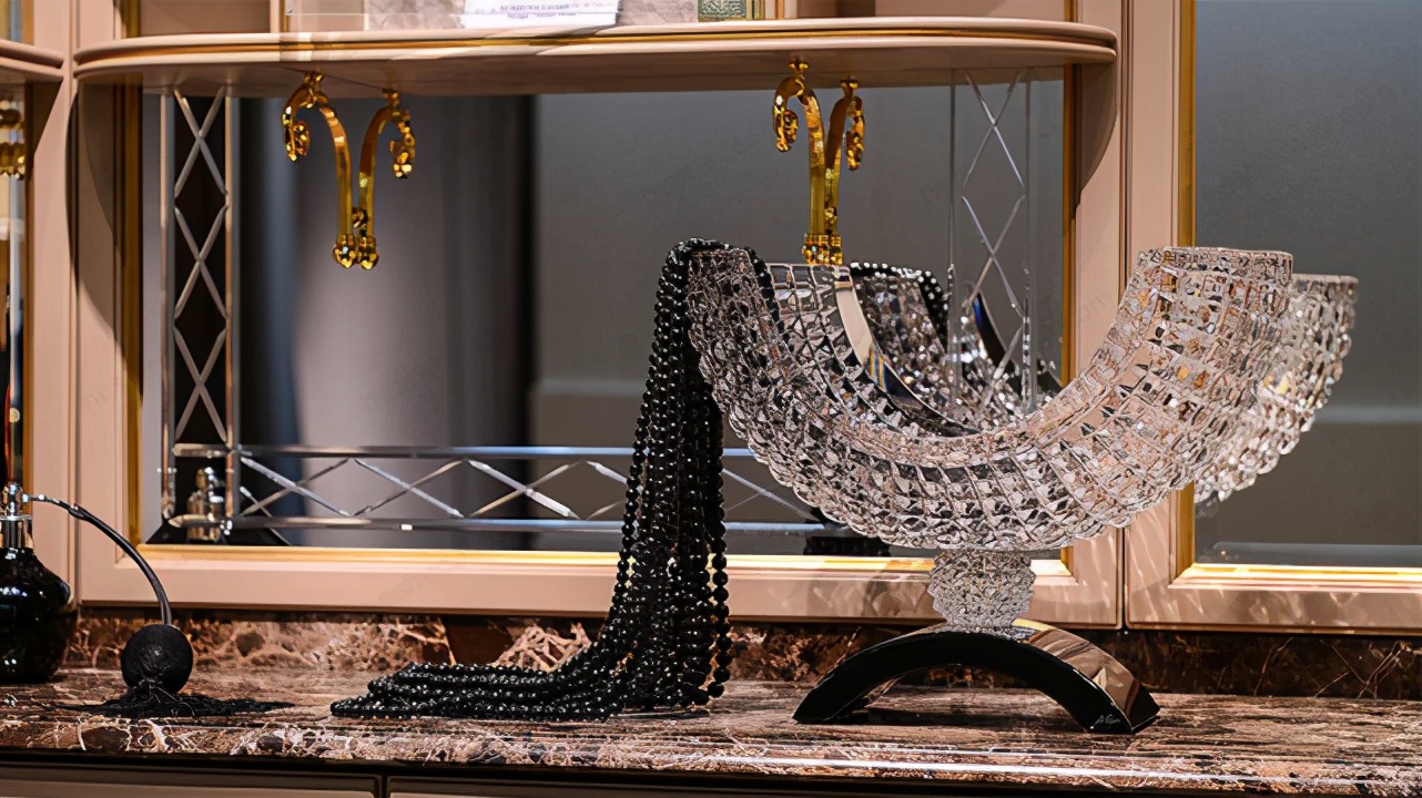 把玻璃烧成艺术品,将玻璃经过高温融化再做成工艺品